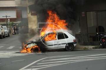 Arde un coche en la calle Poeta Pablo Neruda de Los Llanos de Telde/Eugenio Artiles y TA.